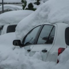 Αποζημίωση 2.000 ευρώ ανά ΙΧ που «θάφτηκε» στο χιόνι στην Αττική Οδό