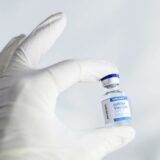 Θεμιστοκλέους: Ανοίγει το απόγευμα η πλατφόρμα για τα επικαιροποιημένα εμβόλια