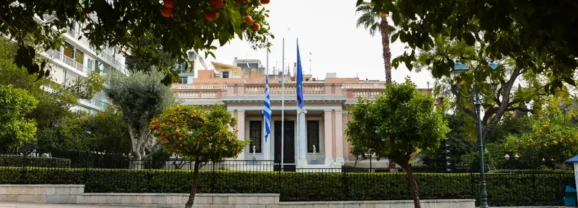 Η επίθεση του Ιράν στο Ισραήλ φέρνει ανησυχία στην Ελλάδα: Προβληματισμός στο οικονομικό επιτελείο – Ερώτημα το αν θα υπάρξουν επιπτώσεις σε νοικοκυριά και επιχειρήσεις